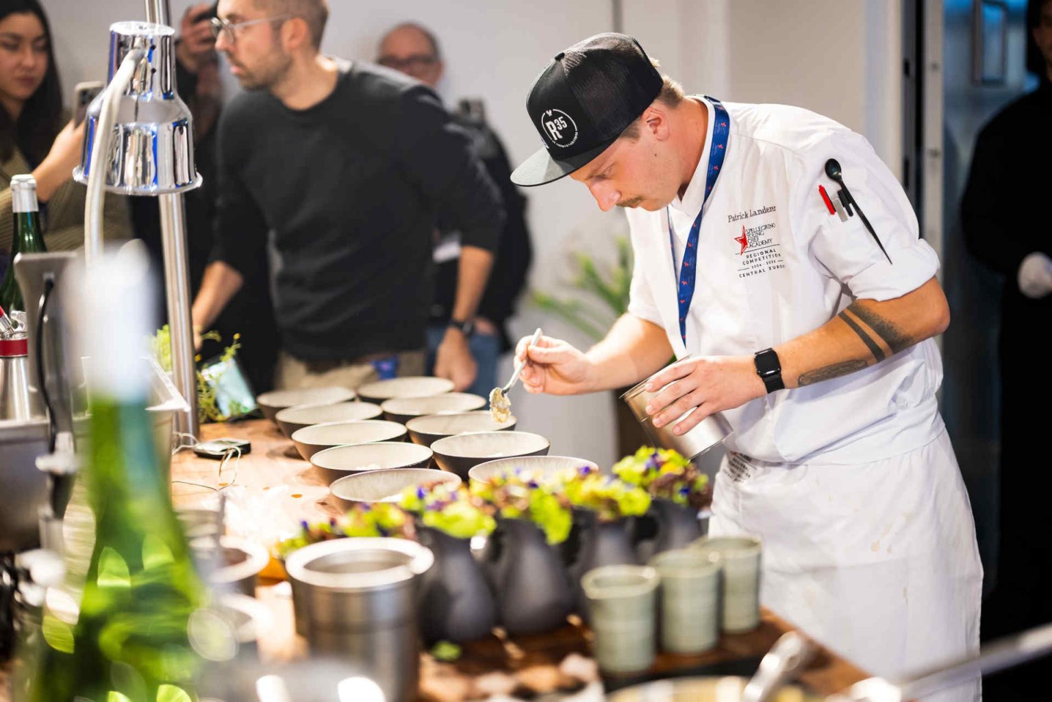 Patrick Landerer preparing the dishes © S.Pellegrino