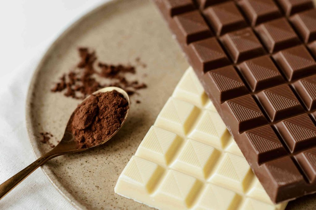 Chocolate bar on a plate © Pexels / Anete Lusina