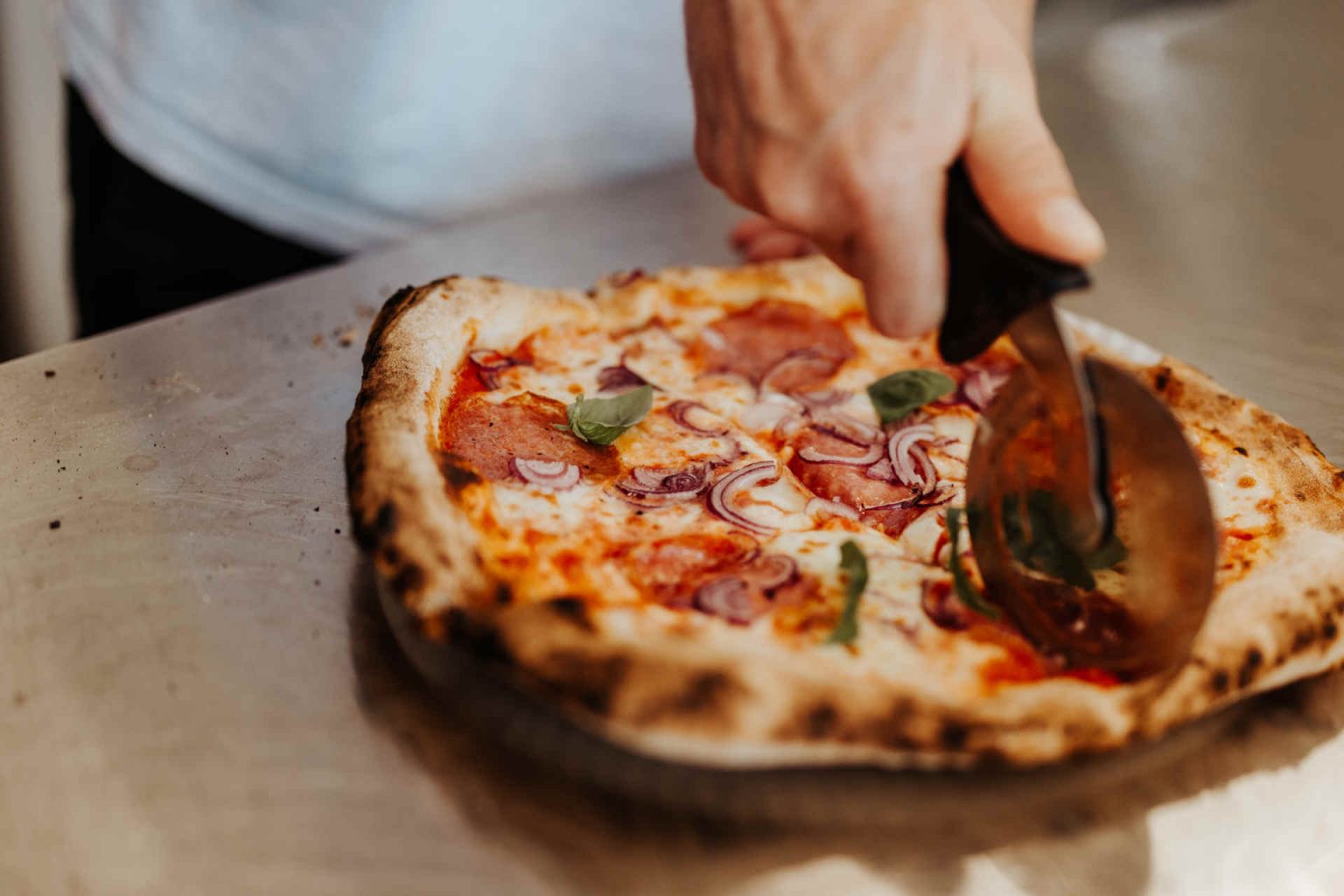 Elvis Parić sells authentic Neapolitan pizza from the truck. © Daniel Schalhas