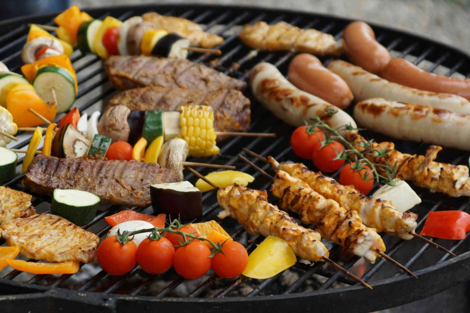 Classics such as sausages (76%), poultry (74%) and vegetables (68%) are ahead in the ranking of barbecue ingredients. © Pixabay