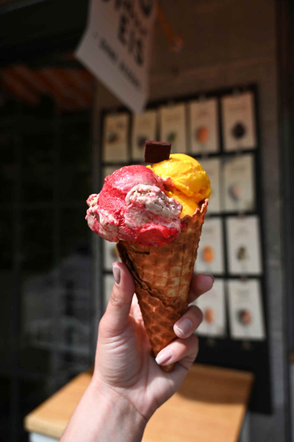 In front of the ice cream window © Goldhelm Schokolade