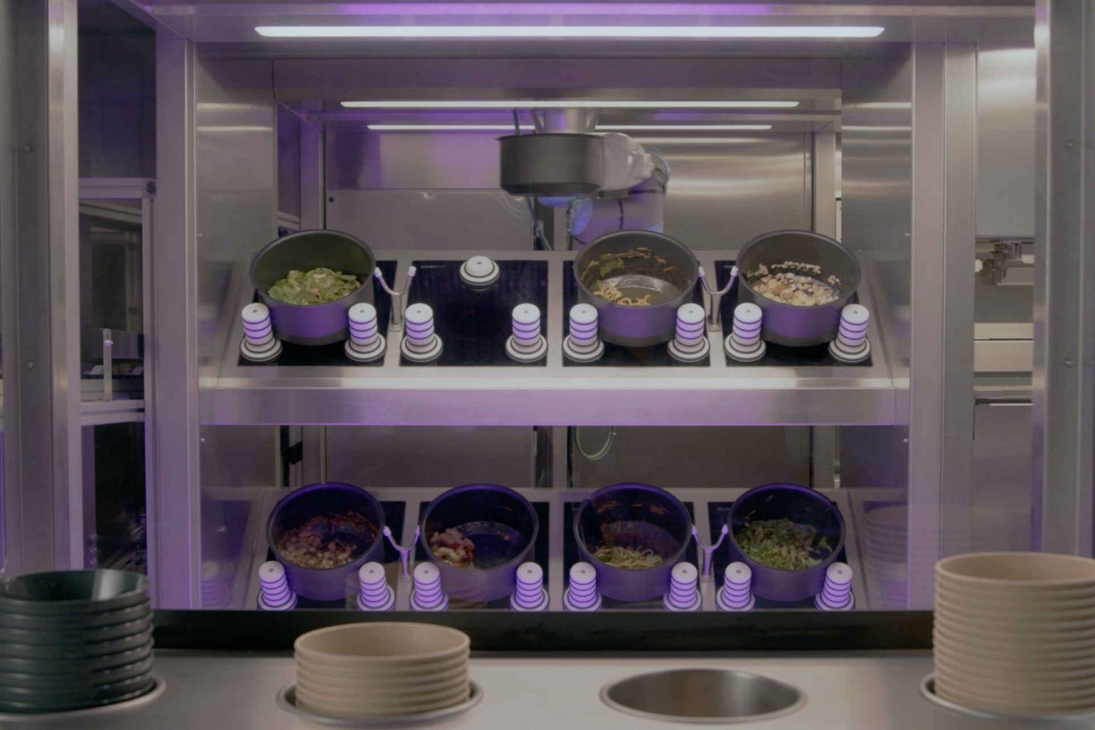 The robot cooks the dishes © goodBytz