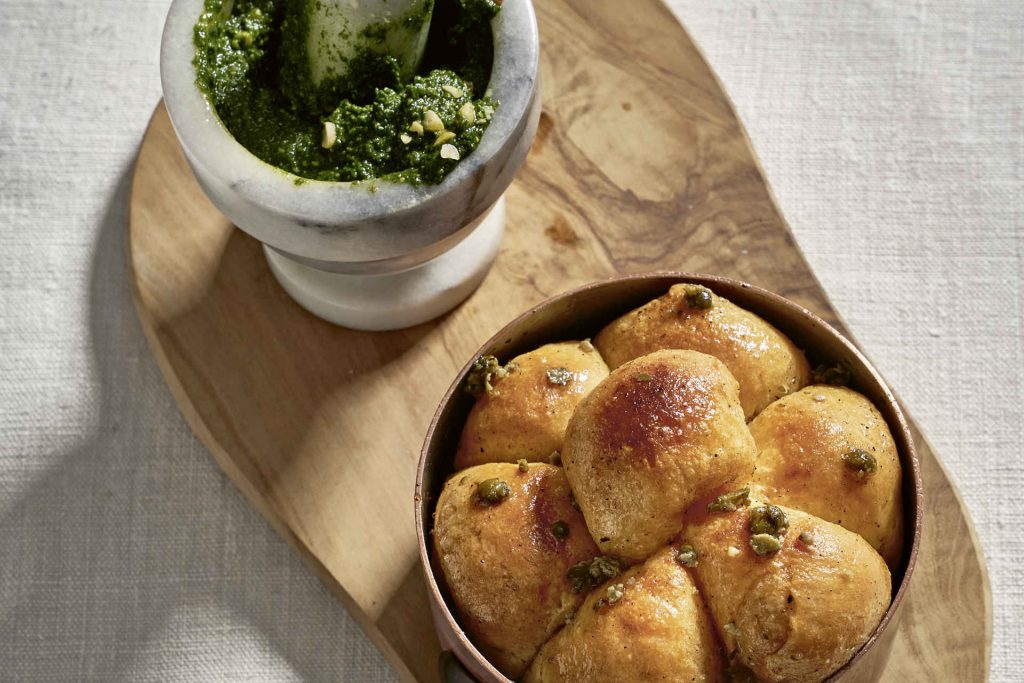 Tomato buns, mountain sorrel pesto & goat cheese © Ingolf Hatz