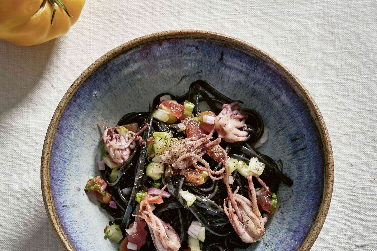 Pasta nera with calamari & tomatoes © Ingolf Hatz