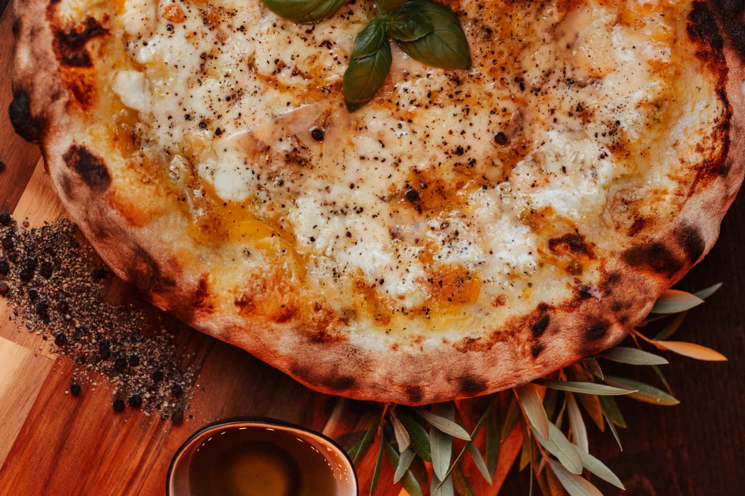 “Provola e Pepe” with smoky semi-hard cheese and freshly ground black pepper © Daniel Schalhas