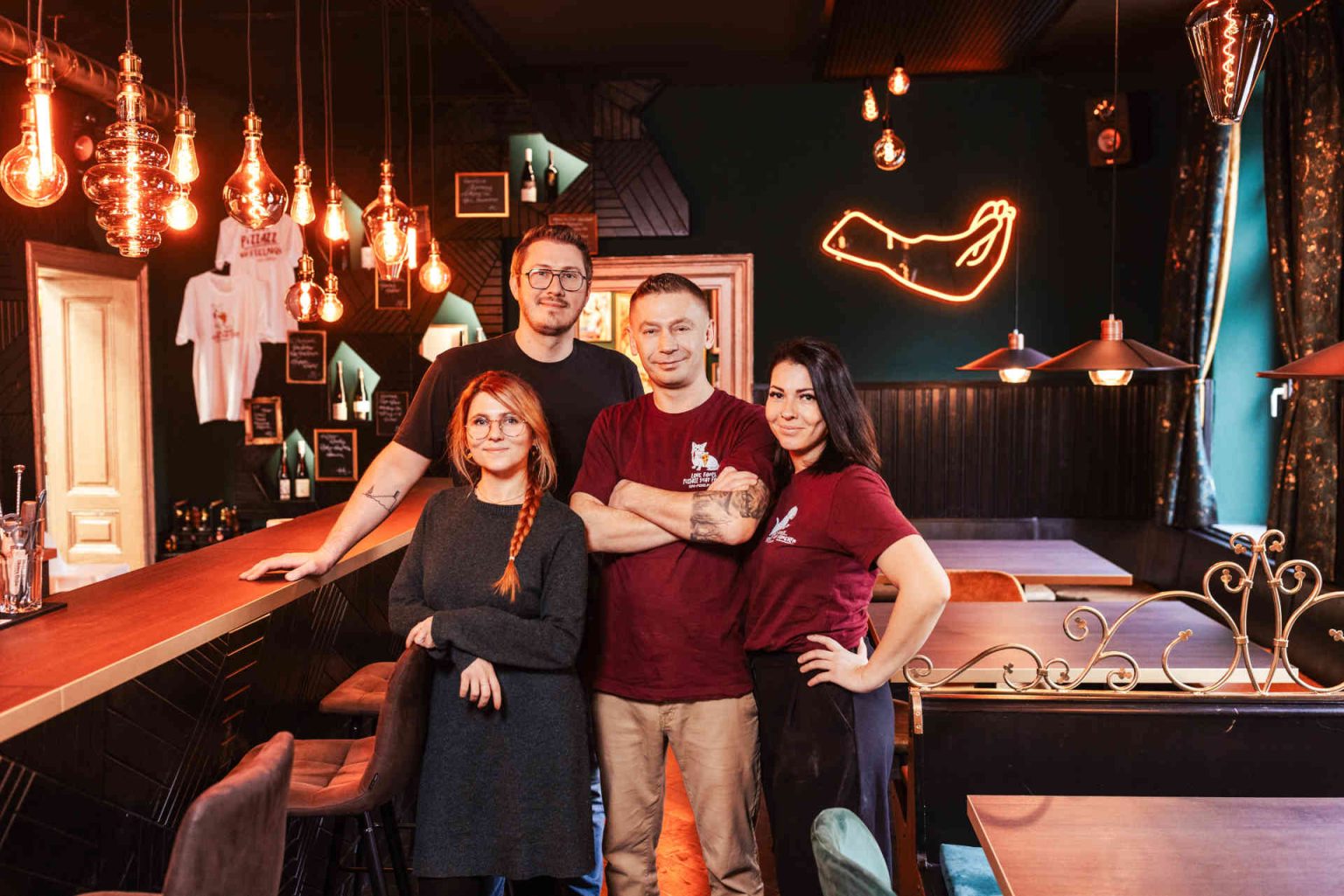 Bianca Palmetzhofer, Daniel Schalhas, Elvis, and Mirnesa Parić (from left) opened Elvis Pizzazz, a new pizza hotspot in Amstetten. © Daniel Schalhas