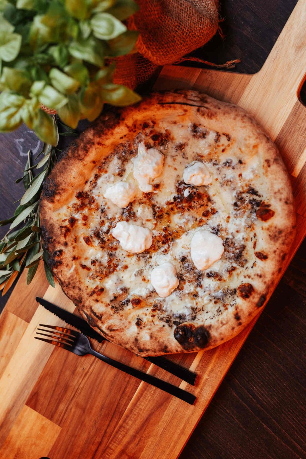 “Tartufo” with truffle cream, fior di latte, caciottella al tartufo, stracciatella, Grana Padano, olive oil, and sea salt. © Daniel Schalhas