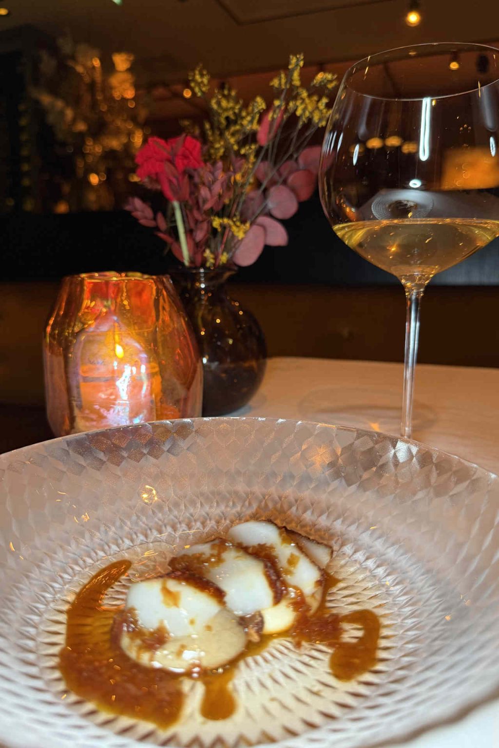 Dinner at Restaurant Bougainville: Scallops cooked on the plancha with blood orange and smoked almonds © Genusspunkt