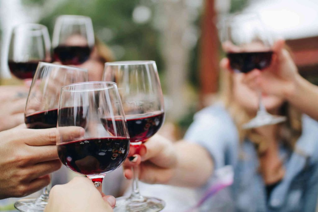 Toasting with wine © Kelsey Knight / Unsplash